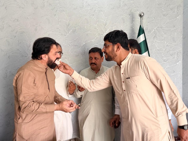 Mr. Azmat Mahmood Chishti, President Pakpattan Chamber Of Commerce &amp; Industry, Along With Executive Committee Members And Prominent Businessmen, Participated In A Cake-cutting Ceremony To Commemorate The Historic Day And Pay Tribute To The Armed Forces Of Pakistan.