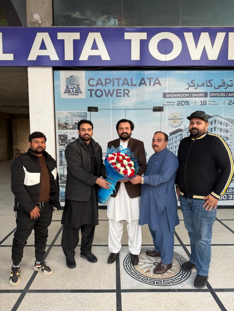 Dewan Azmat Mahmood Chishti Was Presented A Bouquet Of Flowers By The CEO, Khwaja Habib Ur Rehman.