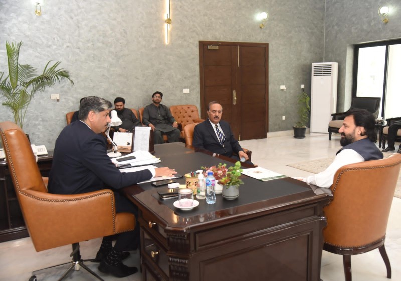 President Pakpattan Chamber Of Commerce And Industry Discusses Small Industry State With Commissioner Sahiwal &lrm;