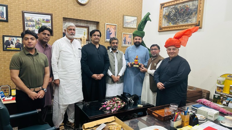 Souvenir Presentation: Khadim Foods’ Traditional Emblem Handed Over To Dewan Azmat Mehmood